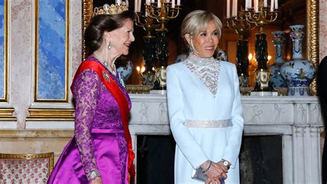 robe louis vuitton brigitte macron prix|En Suède, la longue robe bleu ciel à strass Louis .